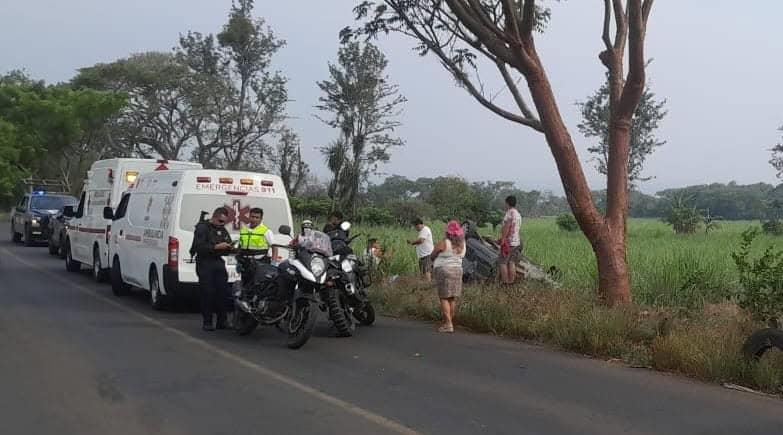 Vuelca auto en la carretera Coatepec-Tuzamapan; hay dos lesionados