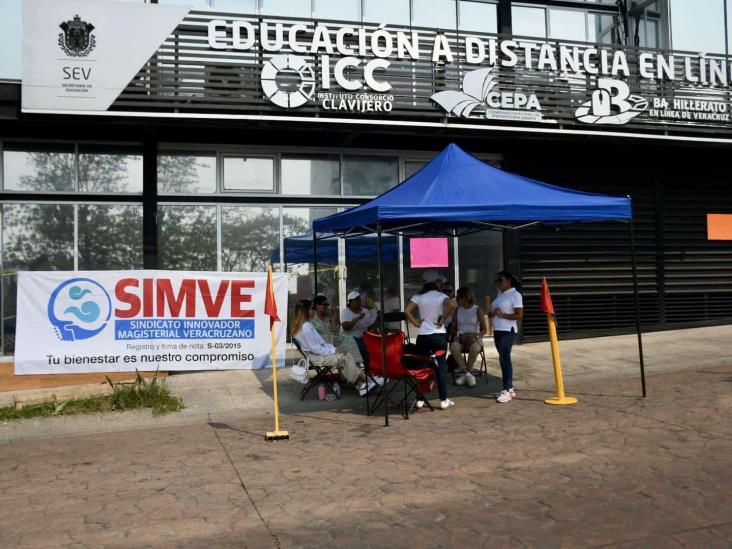 Trabajadores de la educación se manifiestan en Consorcio Clavijero; esto piden