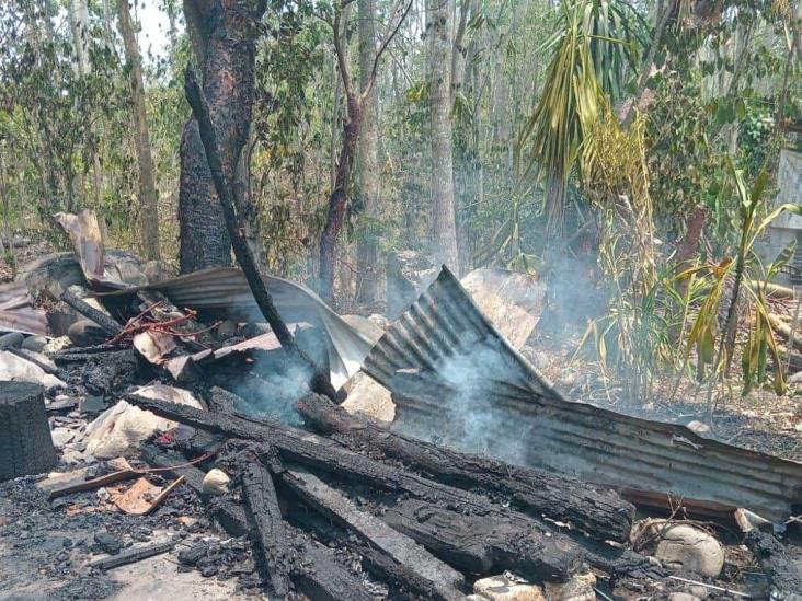 Desconocidos incendian vivienda en localidad de Amatlán