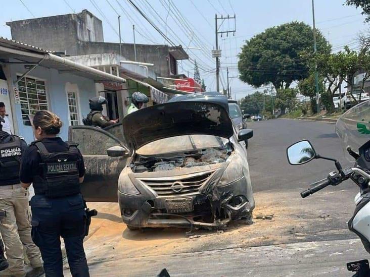 Se incendia auto en colonia Rafael Lucio, en Xalapa