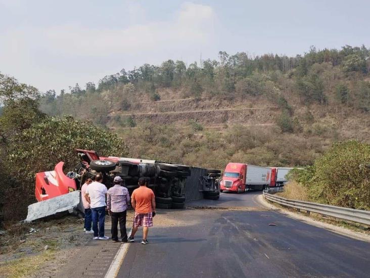 Vuelca tráiler cargado con plástico en las Cumbres de Maltrata