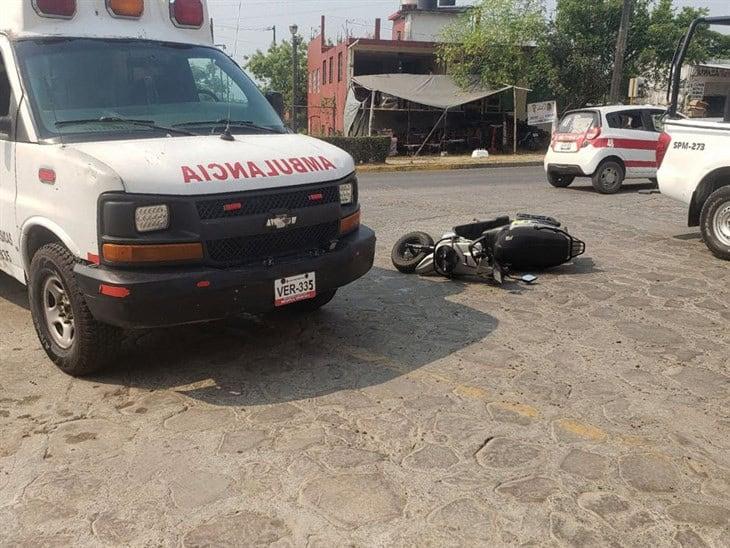 Joven y menor de edad sufren accidente de moto en la carretera Misantla-Xalapa