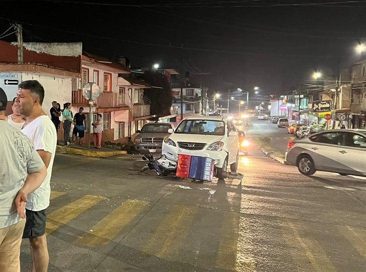 Se registra choque entre motociclista y auto en Xalapa