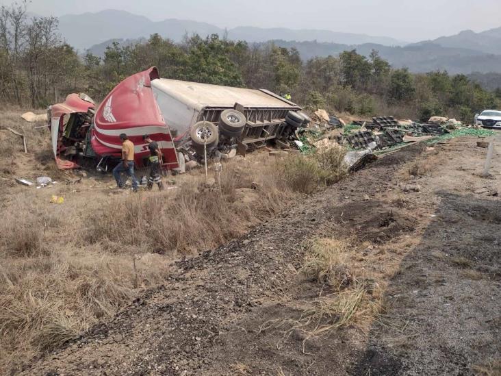 Tráiler con envases de cerveza vuelca en la autopista Puebla-Orizaba