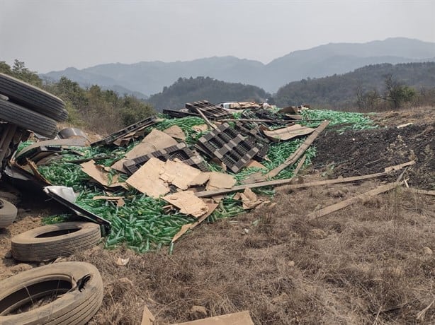 Tráiler con envases de cerveza vuelca en la autopista Puebla-Orizaba