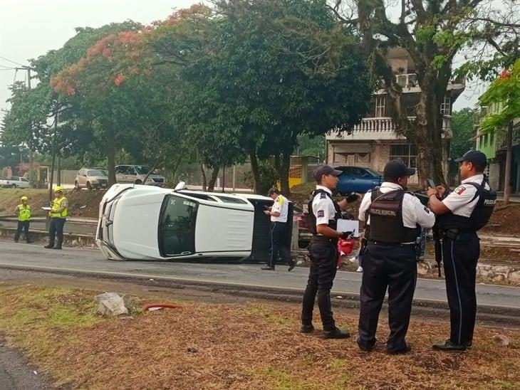 Vuelca camioneta familiar en el Trébol de Escamela en Orizaba