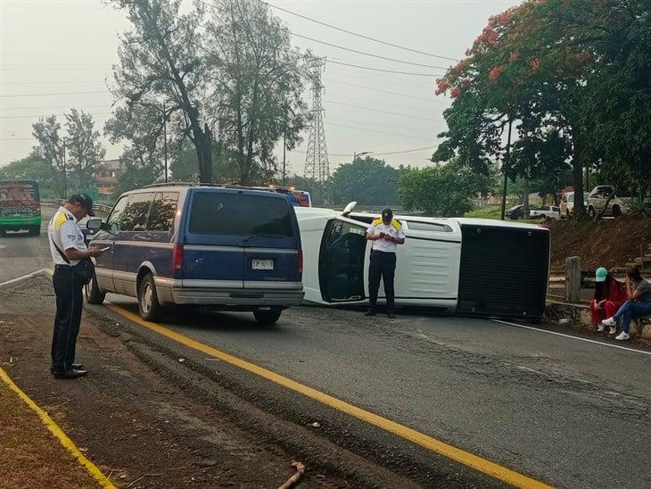 Vuelca camioneta familiar en el Trébol de Escamela en Orizaba