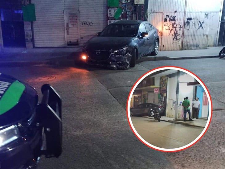 Por error choca su auto contra un portón en Xalapa; ¡y quiso darse a la fuga!