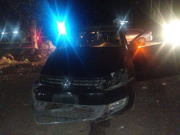 Se registra choque entre auto y camión en libramiento de Coatepec; hay dos lesionados