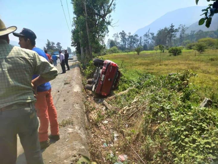 Vuelca camioneta en la carretera Mendoza-Acultzingo