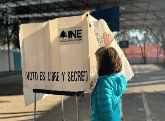 Las urnas abundandes con votos; derrotan regimen