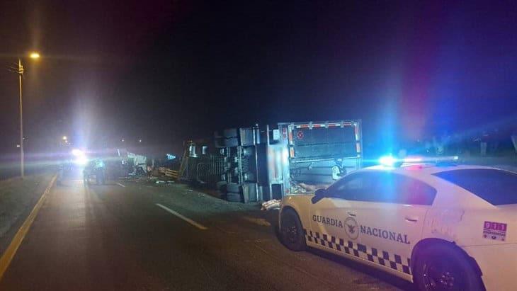 Vuelca tráiler cargado con carne de bovino en la autopista Orizaba-Puebla