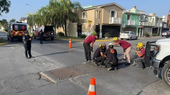 Cuatro adolescentes fueros rescatados al quedar atrapados en una alcantarilla