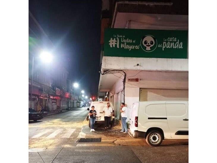 Se registra choque entre camioneta y auto en el centro de Córdoba