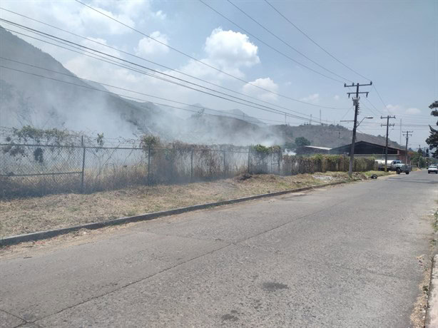 Altas temperaturas provocan incendio de pastizal en Nogales