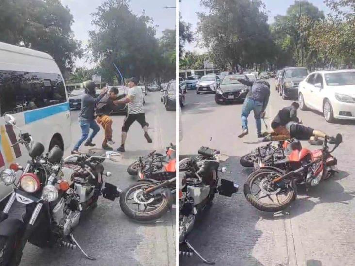 En Xalapa, motociclistas y chofer de combi protagonizan pelea callejera (+Video)