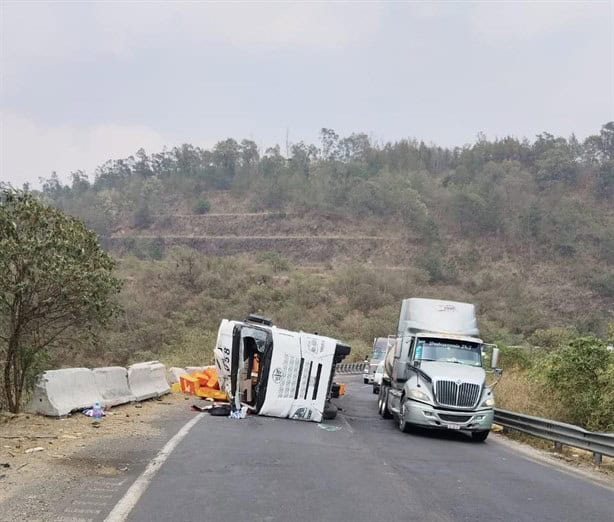 Rapiñeros saquean tráiler volcado con cajas con pollos en Cumbres de Maltrata