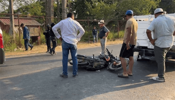 Accidente en Cosamaloapan: Motociclista impacta camioneta y resulta herido