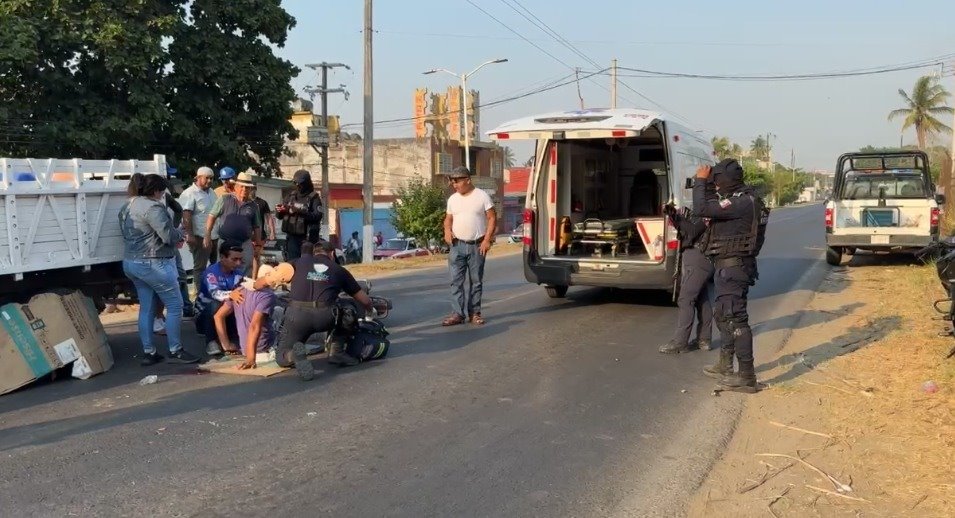 Accidente en Cosamaloapan: Motociclista impacta camioneta y resulta herido