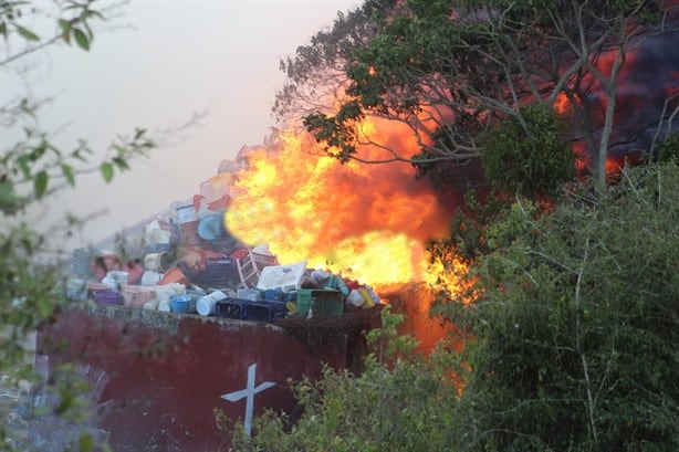 Fuerte incendio en basurero causa alarma en Naolinco