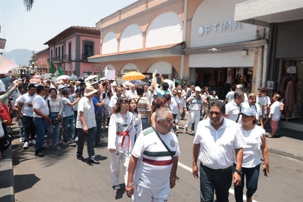 Integrantes de la Marcha por la Paz y militantes de Morena se enfrentan en Orizaba