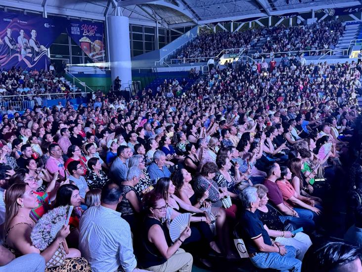 Daniel Boaventura llena de música y romanticismo el Gimnasio Nido del Halcón, en Xalapa