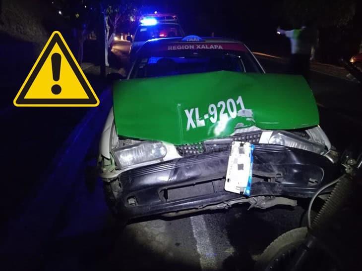 Taxi de Xalapa provoca choque en Landero y Coss ¡y se da a la fuga! 