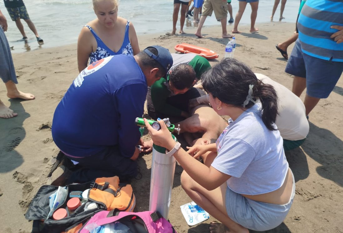 Rescatan de ahogarse a dos jóvenes de Tlaxcala en Playa de Chachalacas
