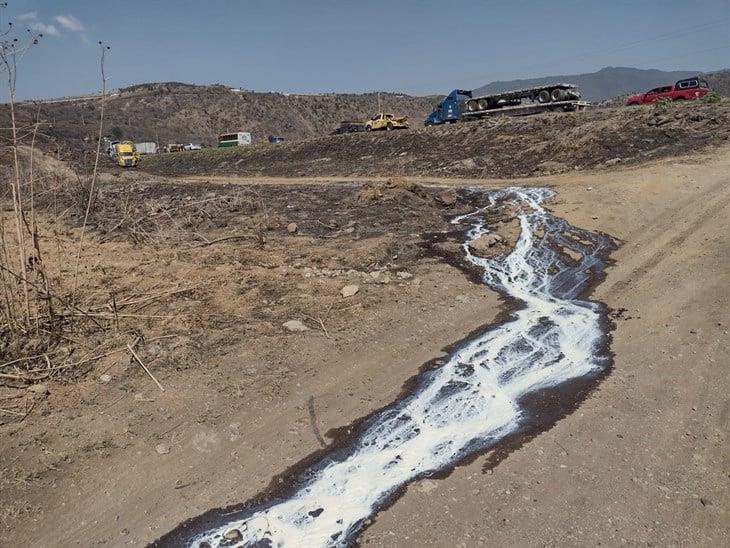 Vuelca tráiler en la autopista Orizaba-Puebla; conductor habría sufrido golpe de calor