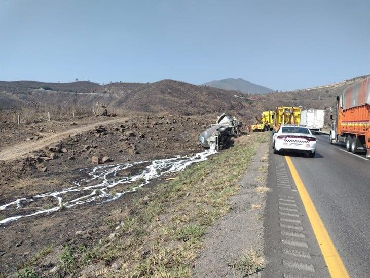 Vuelca tráiler en la autopista Orizaba-Puebla; conductor habría sufrido golpe de calor