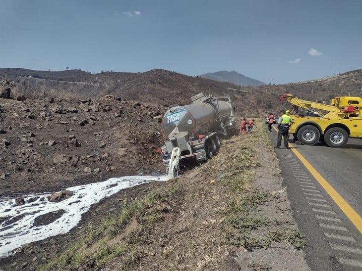 Vuelca tráiler en la autopista Orizaba-Puebla; conductor habría sufrido golpe de calor