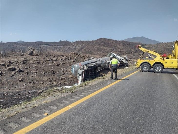 Vuelca tráiler en la autopista Orizaba-Puebla; conductor habría sufrido golpe de calor