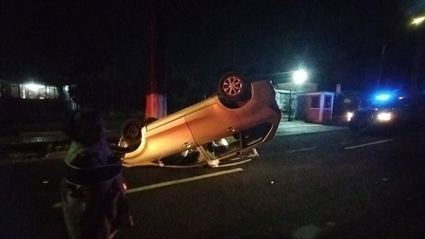 Camioneta choca y vuelca en colonia Centro, de Ixtaczoquitlán