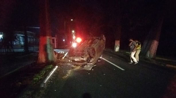 Camioneta choca y vuelca en colonia Centro, de Ixtaczoquitlán