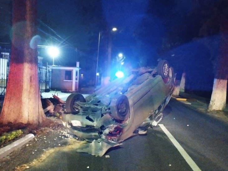 Camioneta choca y vuelca en colonia Centro, de Ixtaczoquitlán