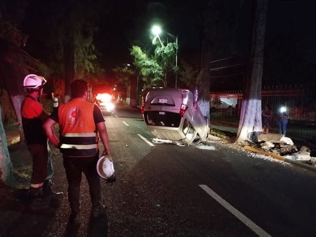 Camioneta choca y vuelca en colonia Centro, de Ixtaczoquitlán