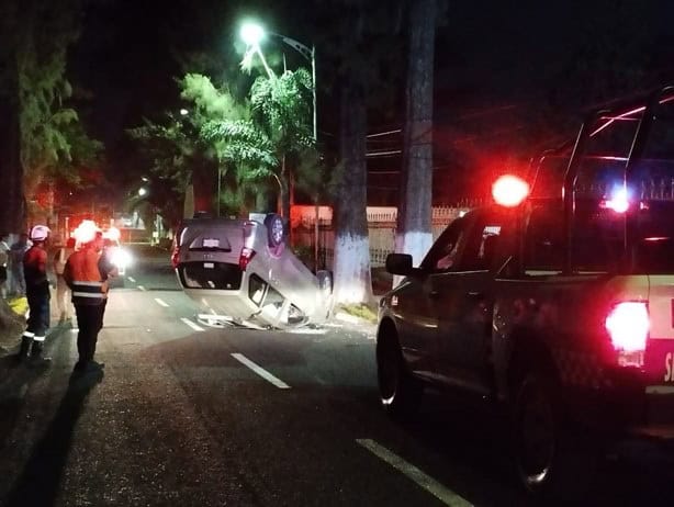 Camioneta choca y vuelca en colonia Centro, de Ixtaczoquitlán