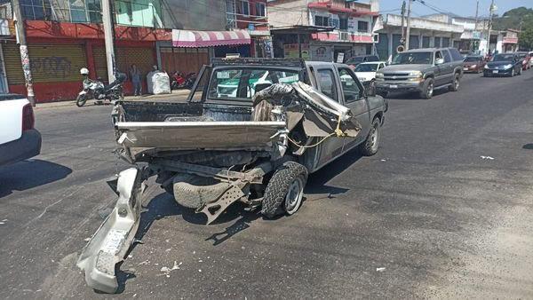 Tráiler choca contra dos camionetas en bulevar Banderilla