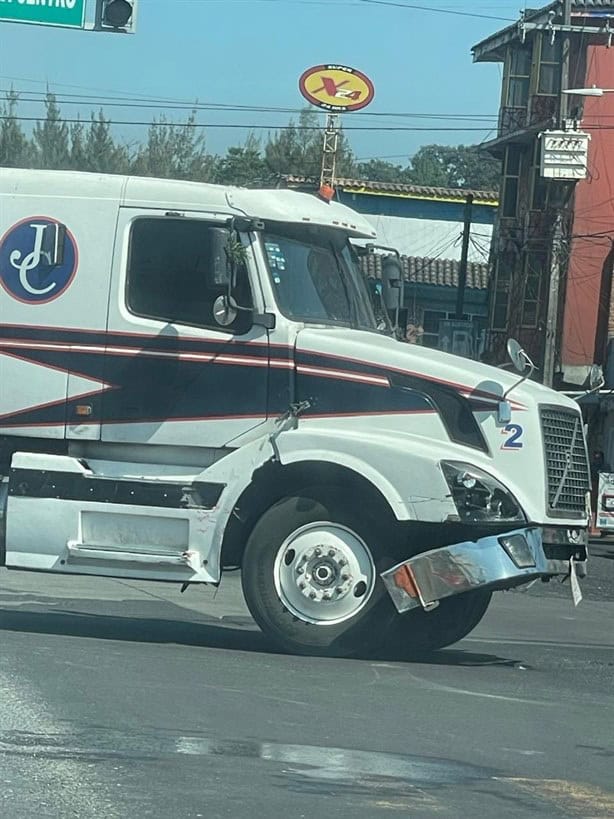 Tráiler choca contra dos camionetas en bulevar Banderilla