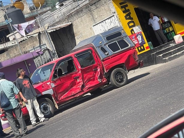 Tráiler choca contra dos camionetas en bulevar Banderilla