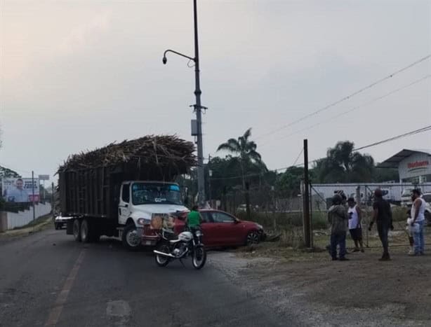 Choque entre auto y camión de carga deja dos lesionados, en Fortín