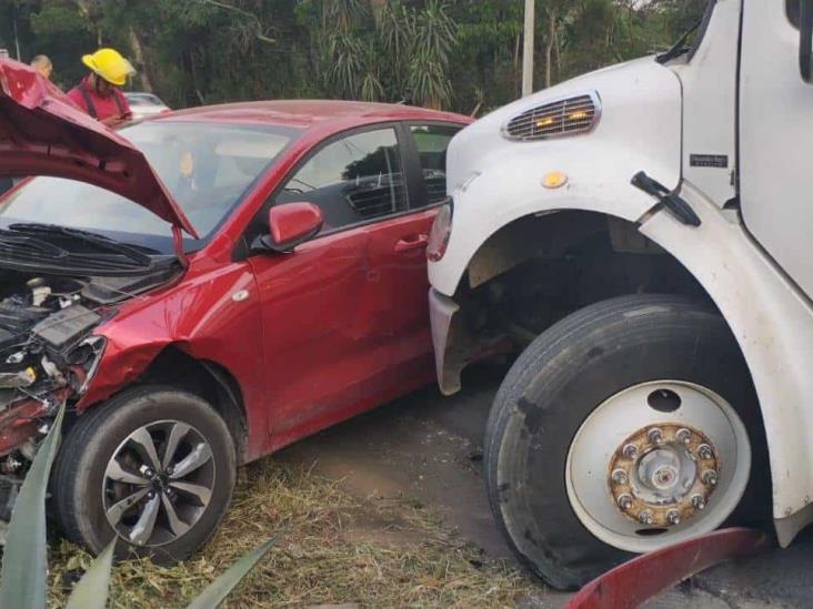 Choque entre auto y camión de carga deja dos lesionados, en Fortín