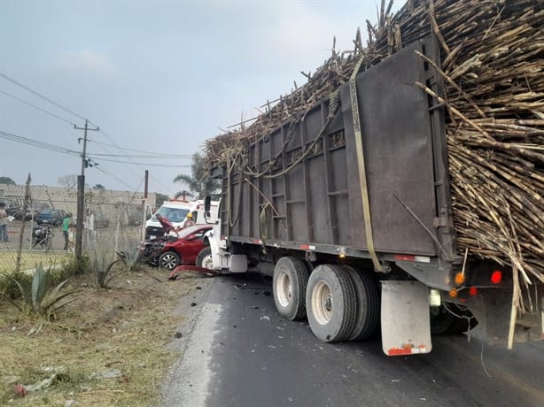 Choque entre auto y camión de carga deja dos lesionados, en Fortín