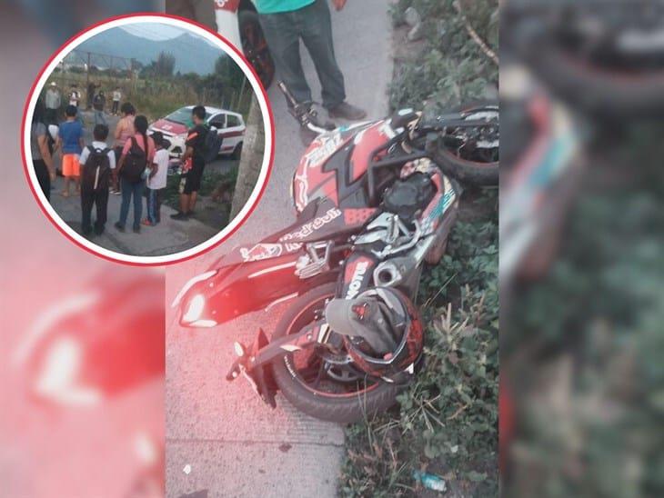 Joven motociclista resulta atropellado en La Perla; responsable huye