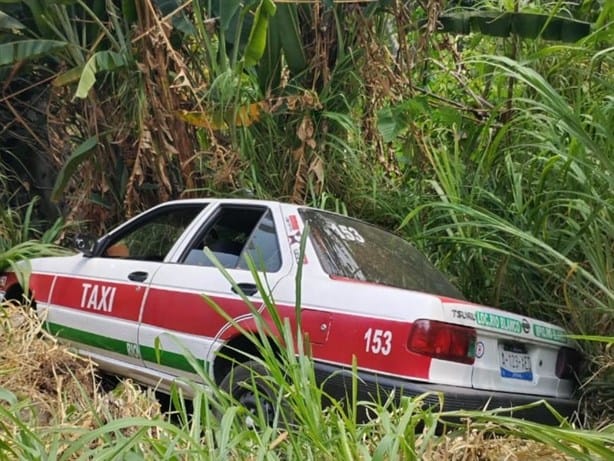 Taxi sale del camino y termina sobre la maleza en Fortín de las Flores