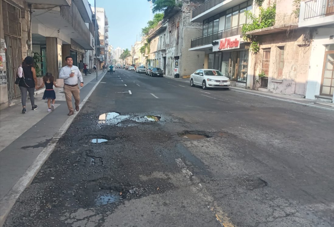 Denuncian calles del Centro Histórico de Veracruz llenas de baches