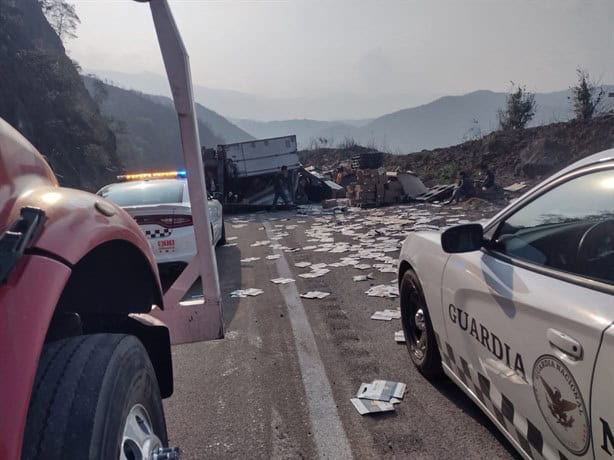 Vuelca tráiler en Las Cumbres de Maltrata; le cayó encima a automóvil (+Video)