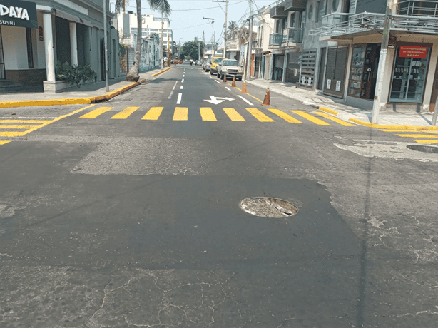 Tapas de registros ponen en riesgo a automovilistas en avenida Vicente Guerrero de Veracruz