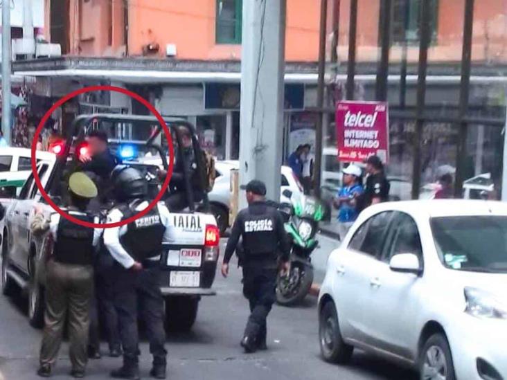 ¡En pleno centro! Policías detienen a presunto ladrón en Xalapa