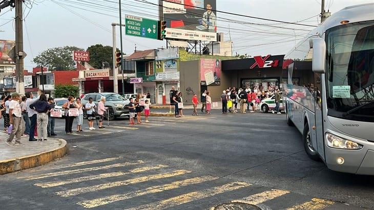 Por falta de agua, vecinos bloquean calles de Xalapa